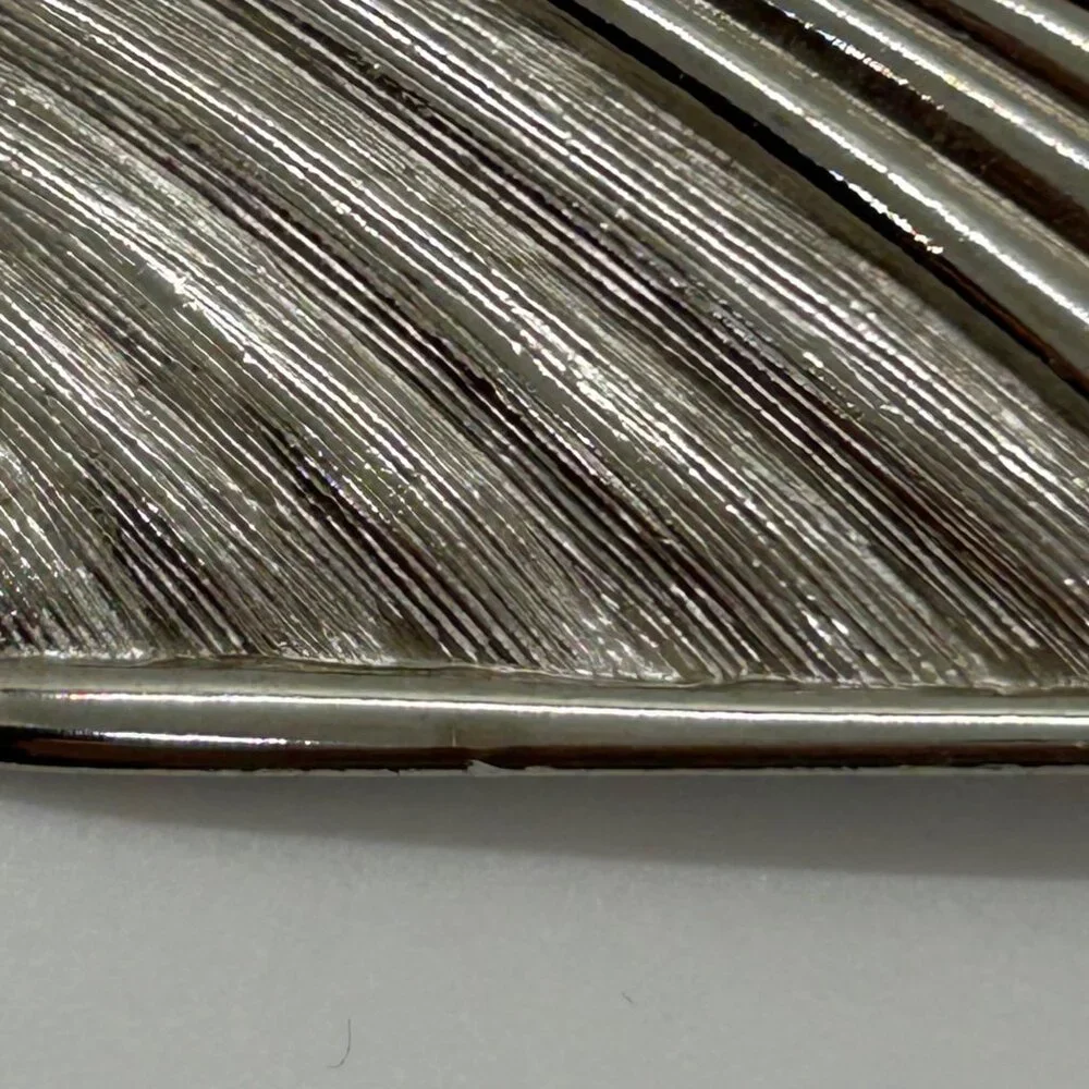Vintage Art Deco-Inspired Flapper Brooch Silver-Toned Texture Gold-tone Profile - Picture 4 of 16